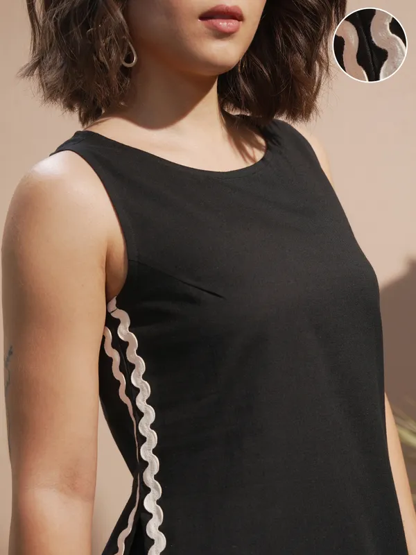 Vara By Vishudh Women Black Solid Kurta With Trouser