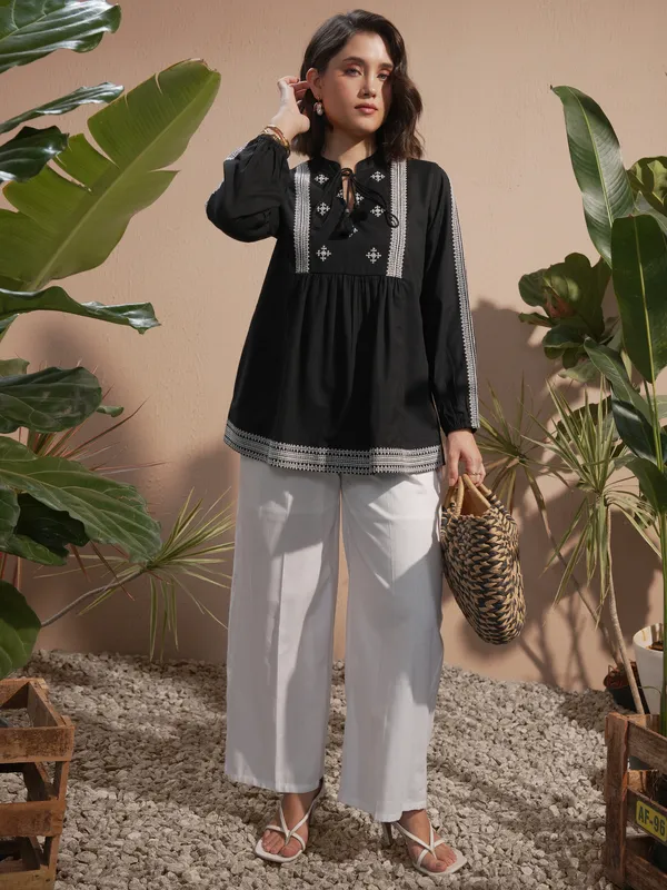 Vara By Vishudh Women White Solid Regular Fit Casual Trouser