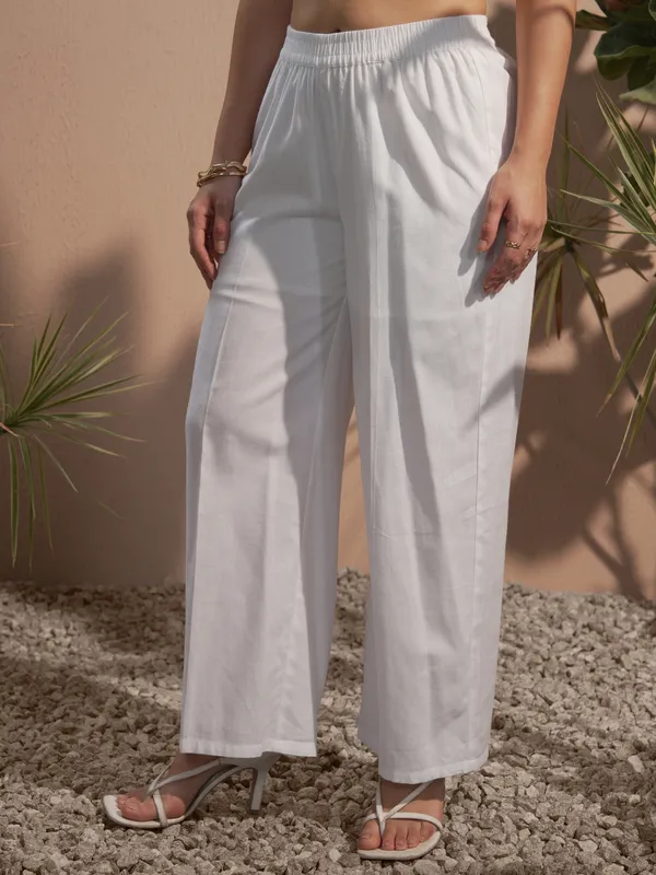 Vara By Vishudh Women White Solid Regular Fit Casual Trouser