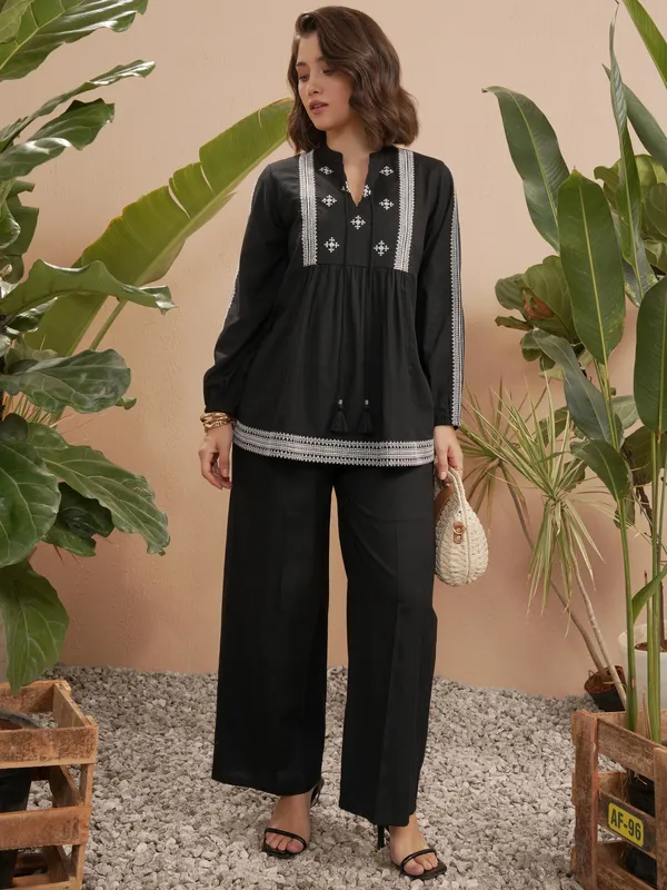 Vara By Vishudh Women Black Solid Regular Fit Casual Trouser