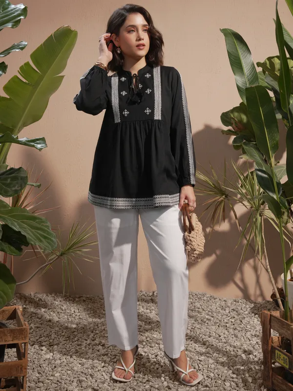 Solid Regular Fit Casual Trouser