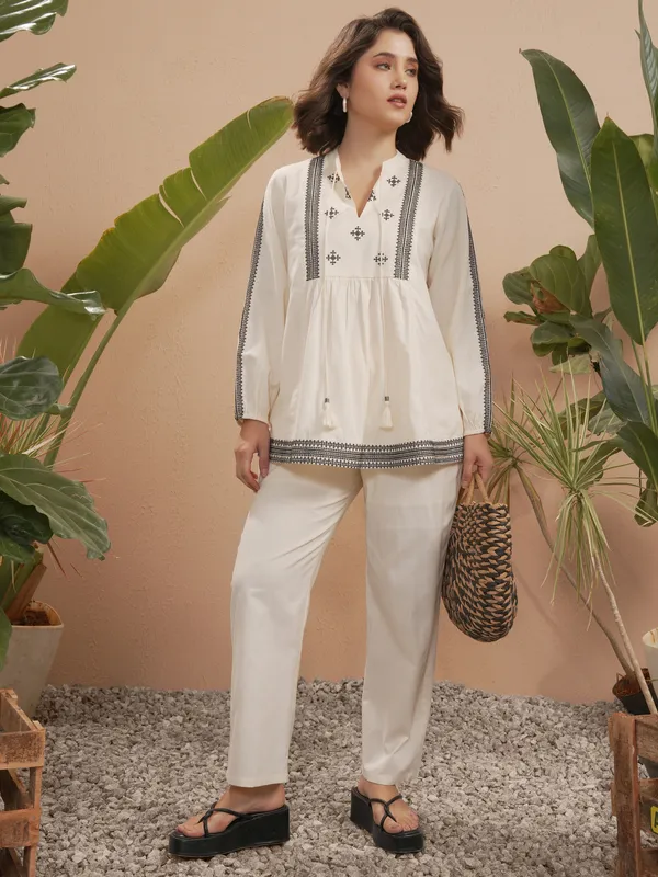 Vara By Vishudh Women Off White Solid Regular Fit Casual Trouser