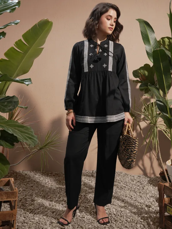 Vara By Vishudh Women Black Solid Regular Fit Casual Trouser