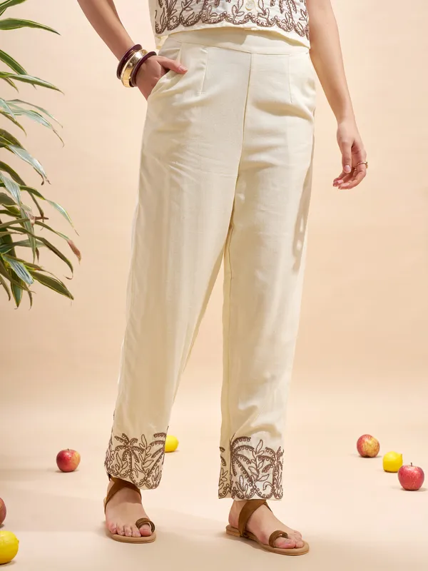Vara By Vishudh Women Cream Regular Fit Casual Trouser