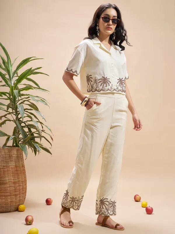 Vara By Vishudh Women Cream Regular Fit Casual Trouser