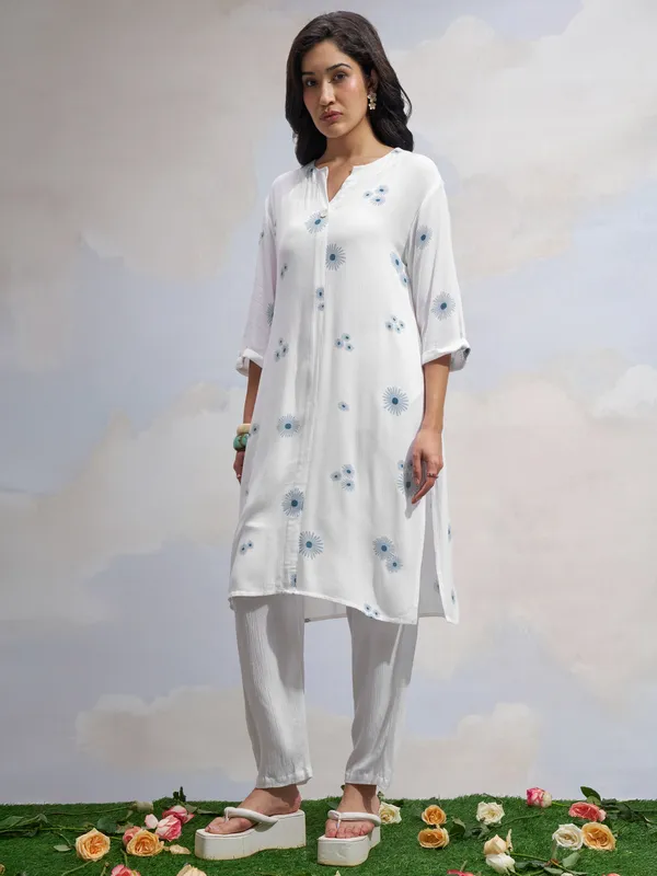 Vara By Vishudh Women White Printed Straight Kurta