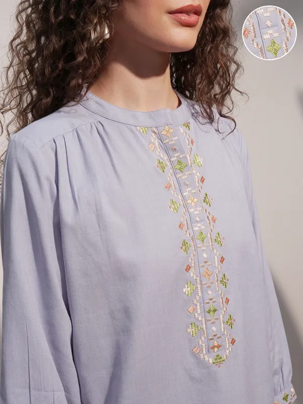 Vara By Vishudh Women Blue Embroidered Straight Kurta