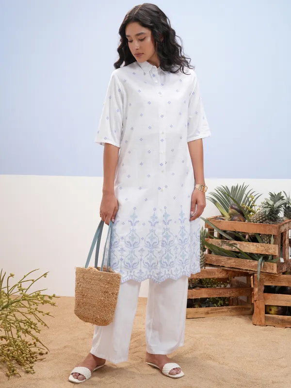 Vara By Vishudh Women White Embroidered Straight Kurta