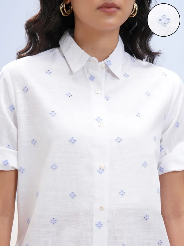 Vara By Vishudh Women White Embroidered Straight Kurta