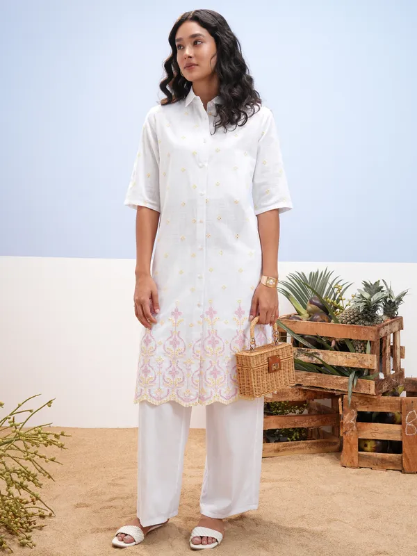 Vara By Vishudh Women White Embroidered Straight Kurta