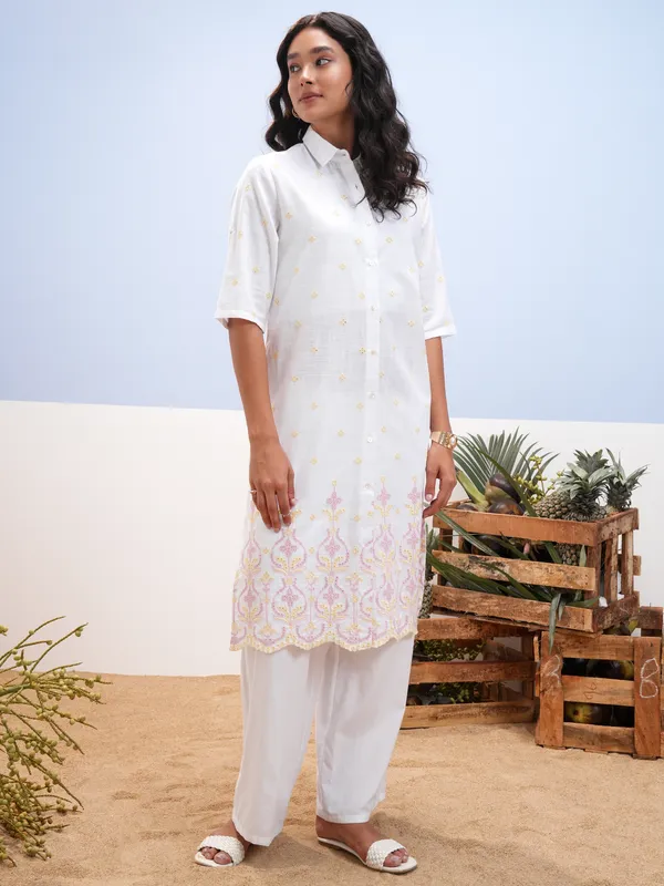 Vara By Vishudh Women White Embroidered Straight Kurta
