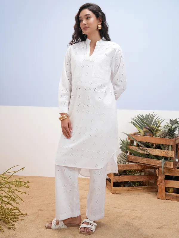 Vara By Vishudh Women White Embroidered Straight Kurta