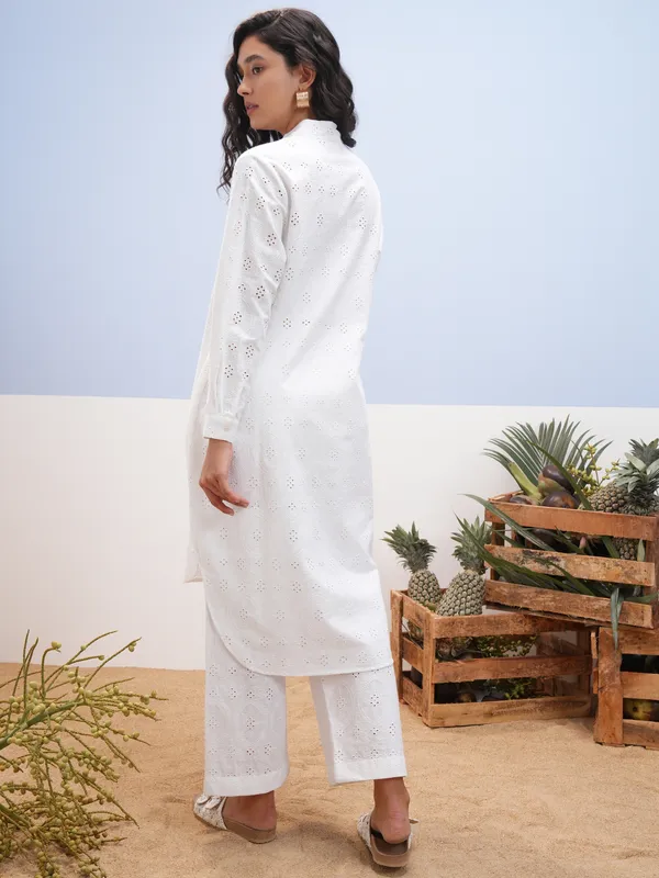 Vara By Vishudh Women White Embroidered Straight Kurta