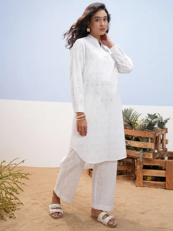 Vara By Vishudh Women White Embroidered Straight Kurta