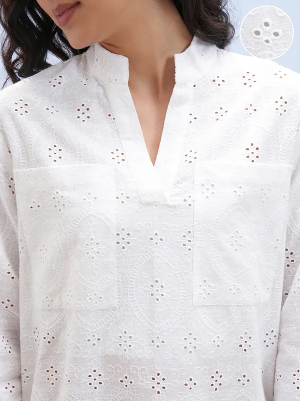 Vara By Vishudh Women White Embroidered Straight Kurta