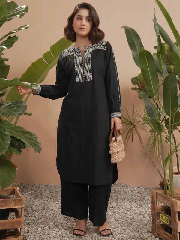Embroidered Straight Kurta