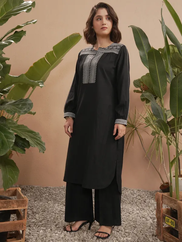 Embroidered Straight Kurta
