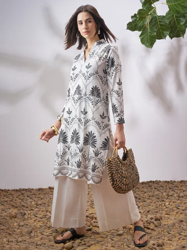 Vara By Vishudh Women Off White Printed Straight Kurta