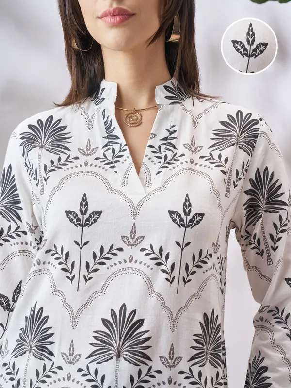 Vara By Vishudh Women Off White Printed Straight Kurta