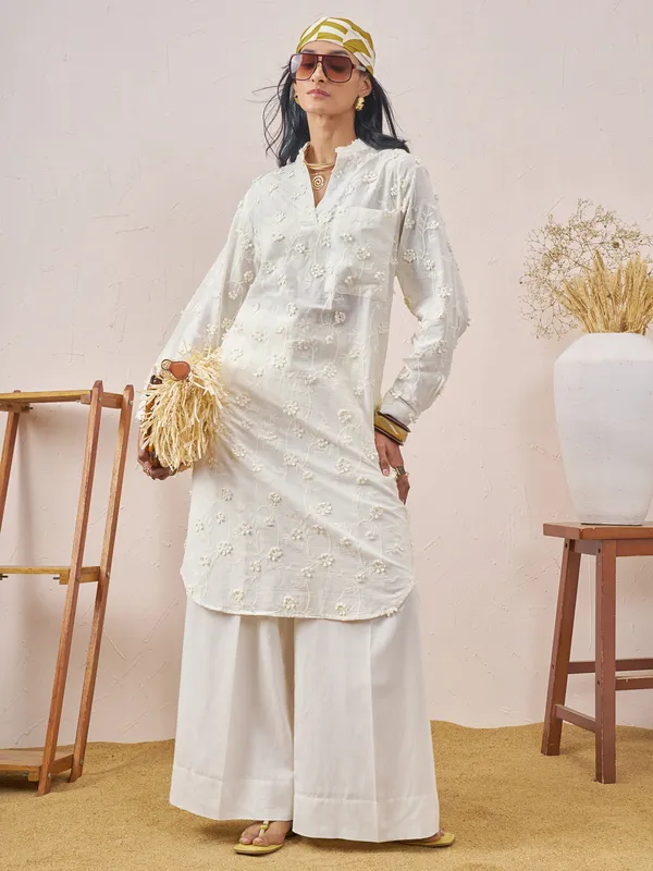 Vara By Vishudh Women White Embroidered Straight Kurta