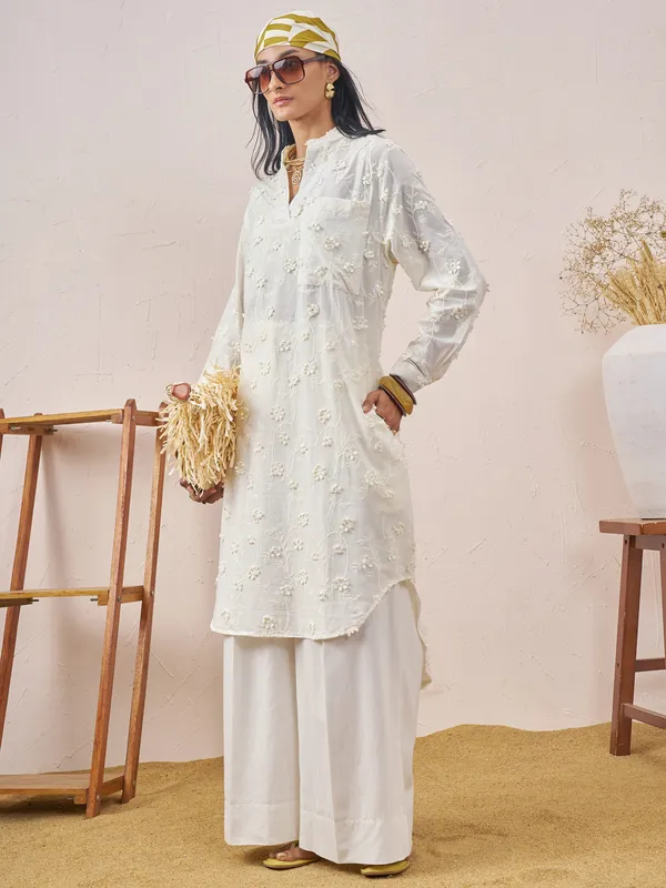 Vara By Vishudh Women White Embroidered Straight Kurta