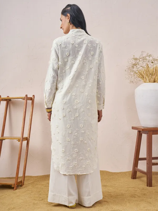 Vara By Vishudh Women White Embroidered Straight Kurta