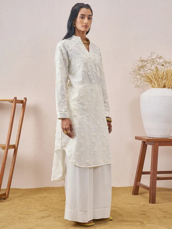 Vara By Vishudh Women White Embroidered Straight Kurta