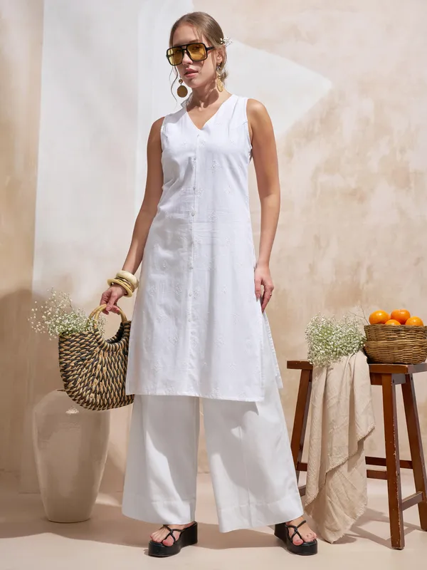 Vara By Vishudh Women White Embroidered Straight Kurta