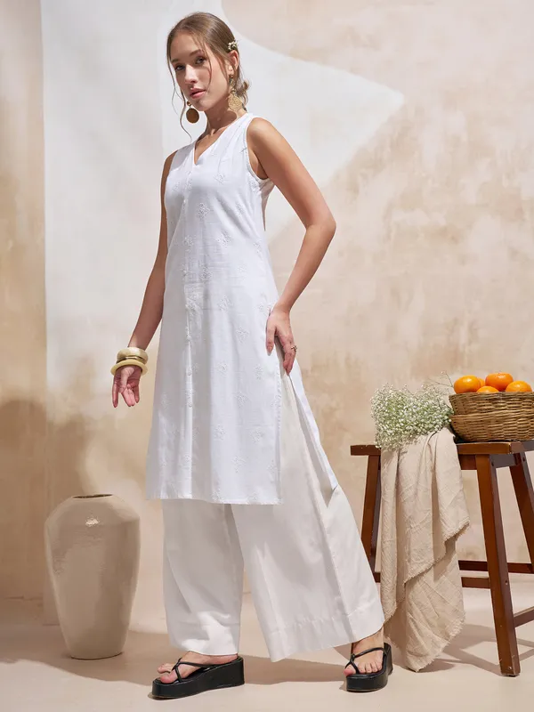 Vara By Vishudh Women White Embroidered Straight Kurta