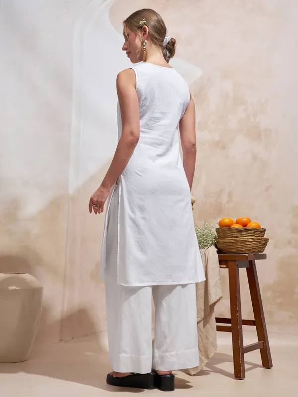 Vara By Vishudh Women White Embroidered Straight Kurta