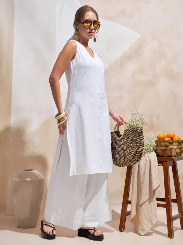 Vara By Vishudh Women White Embroidered Straight Kurta
