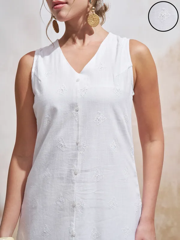 Vara By Vishudh Women White Embroidered Straight Kurta