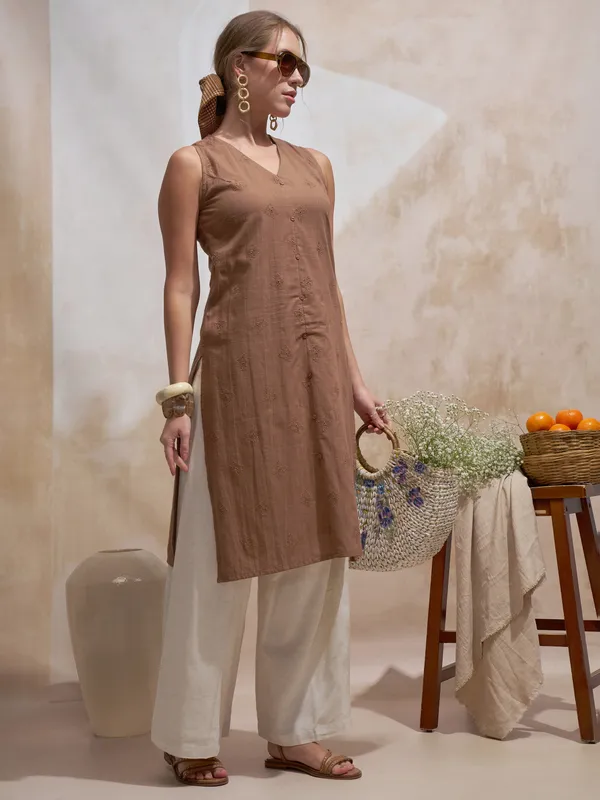 Vara By Vishudh Women Brown Embroidered Straight Kurta