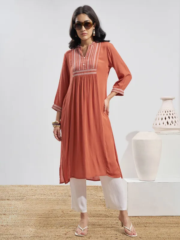 Vara By Vishudh Women Peach Embroidered Straight Kurta