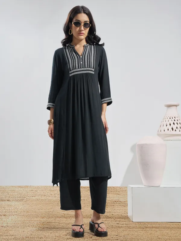 Vara By Vishudh Women Black Embroidered Straight Kurta