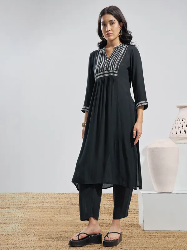 Vara By Vishudh Women Black Embroidered Straight Kurta