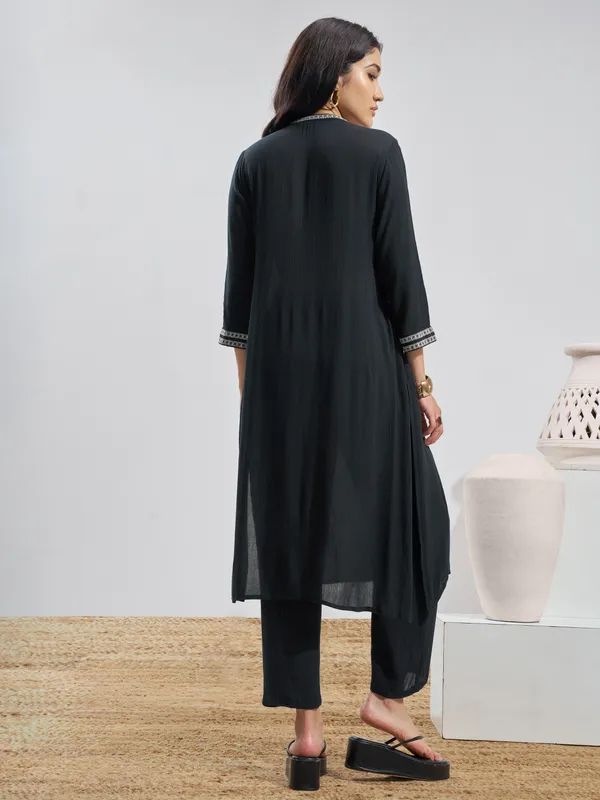 Vara By Vishudh Women Black Embroidered Straight Kurta