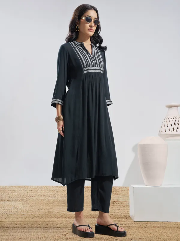 Vara By Vishudh Women Black Embroidered Straight Kurta