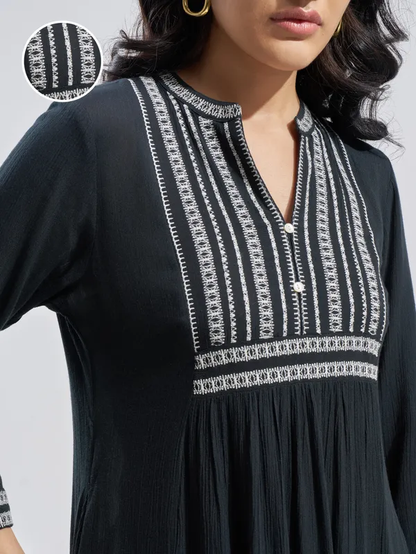 Vara By Vishudh Women Black Embroidered Straight Kurta