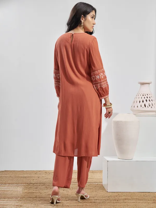 Vara By Vishudh Women Peach Embroidered Straight Kurta