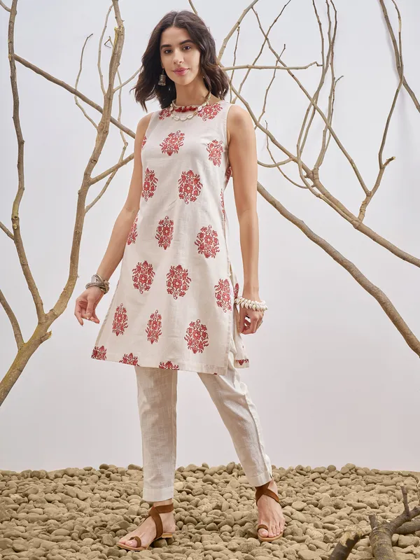 Vara By Vishudh Women Off White Printed Straight Kurta