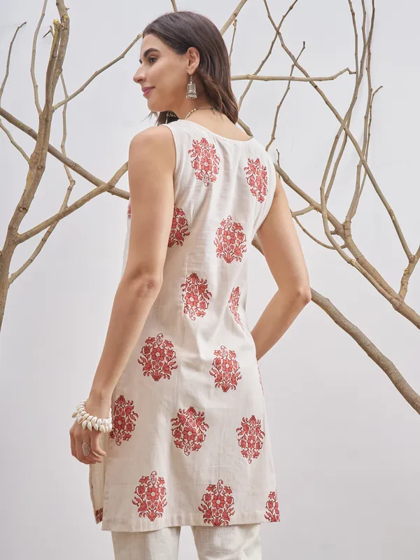 Vara By Vishudh Women Off White Printed Straight Kurta