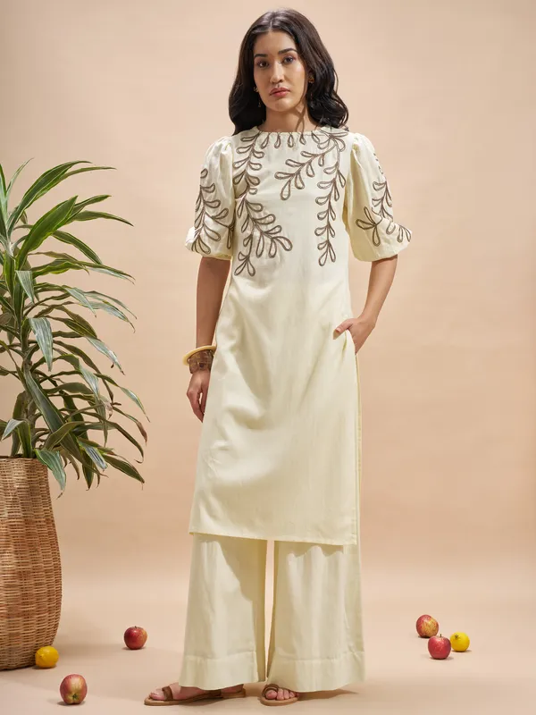 Vara By Vishudh Women Cream Embroidered Straight Kurta