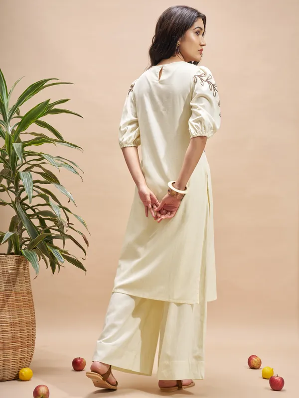 Vara By Vishudh Women Cream Embroidered Straight Kurta