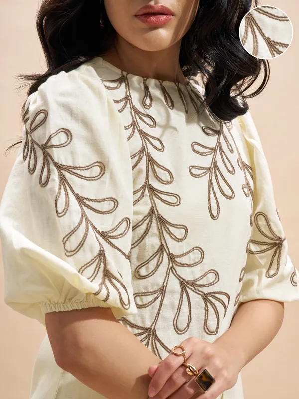 Vara By Vishudh Women Cream Embroidered Straight Kurta