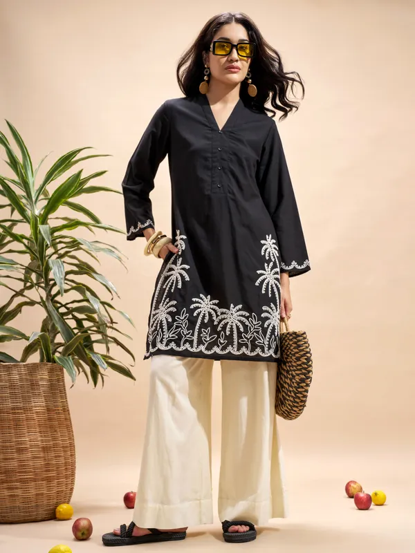 Vara By Vishudh Women Black Embroidered Straight Kurta