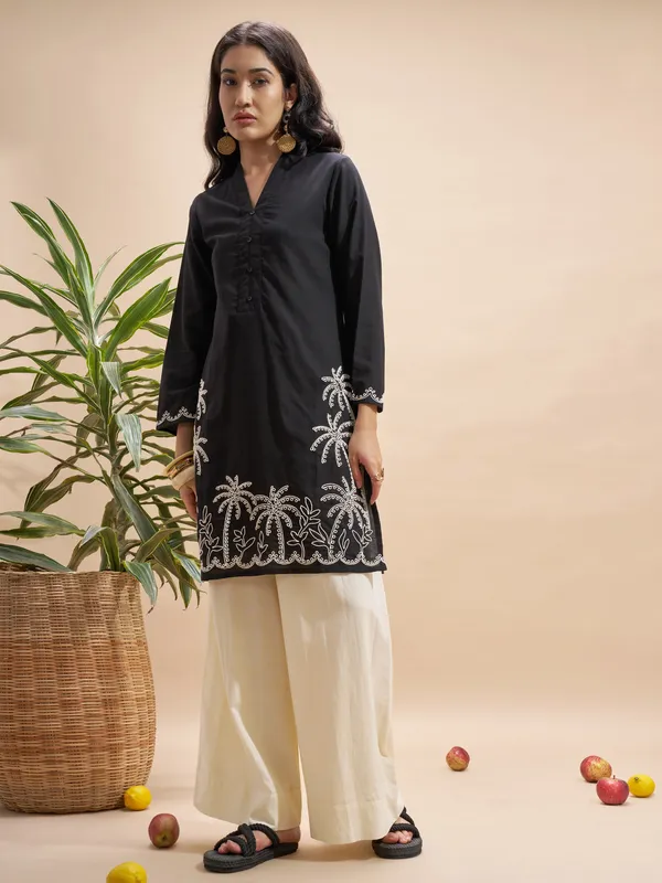 Vara By Vishudh Women Black Embroidered Straight Kurta