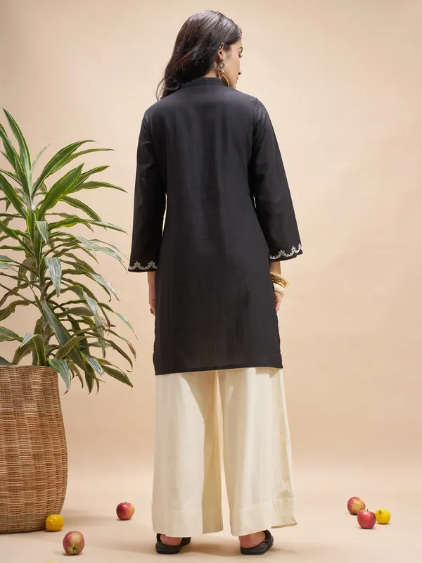 Vara By Vishudh Women Black Embroidered Straight Kurta