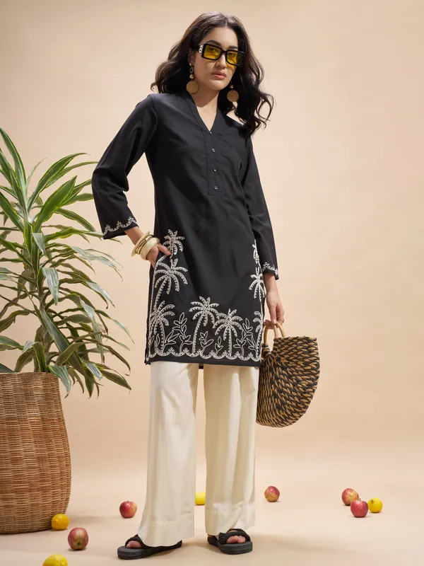Vara By Vishudh Women Black Embroidered Straight Kurta