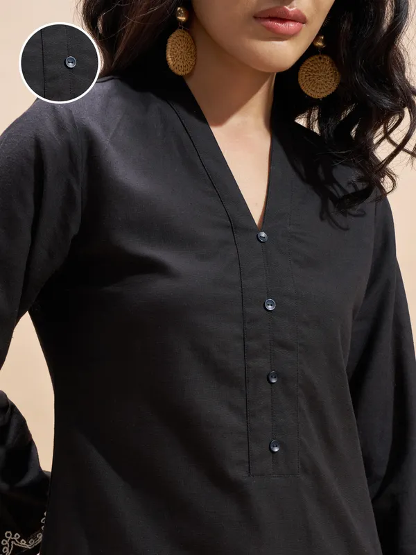 Vara By Vishudh Women Black Embroidered Straight Kurta